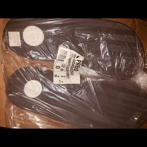 Brand new with tags men’s size 10 Etnies slippers.